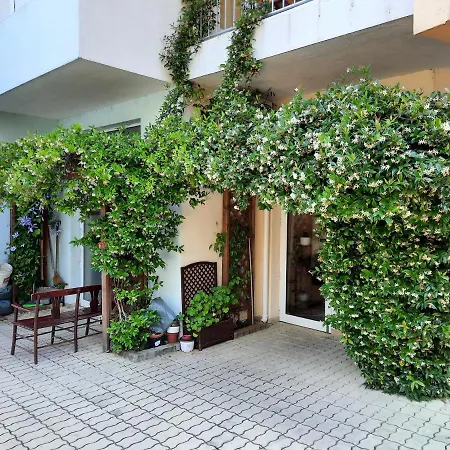 Beutiful Ground Floor Apartment Close To Beach *