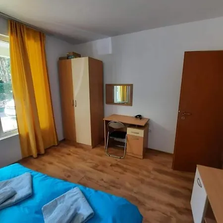 Beutiful Ground Floor Apartment Close To Beach *
