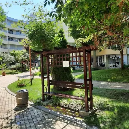 Beutiful Ground Floor Apartment Close To Beach דירה