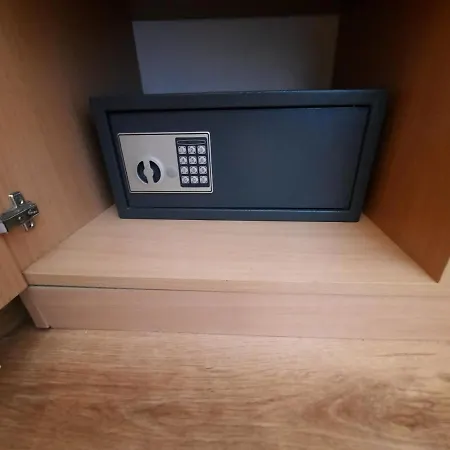 Beutiful Ground Floor Apartment Close To Beach דירה *
