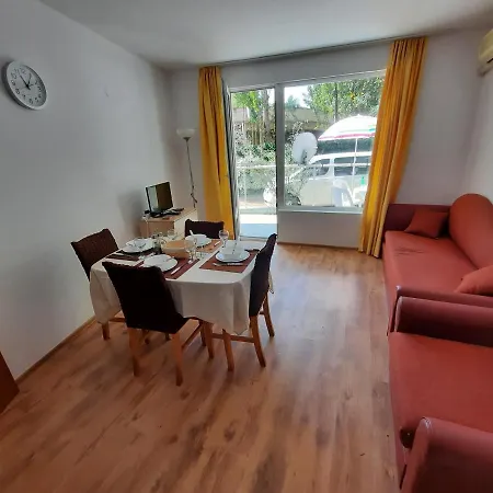 Beutiful Ground Floor Apartment Close To Beach דירה סאני ביץ'