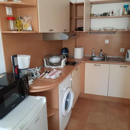Beutiful Ground Floor Apartment Close To Beach דירה סאני ביץ'