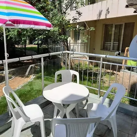 Beutiful Ground Floor Apartment Close To Beach דירה *