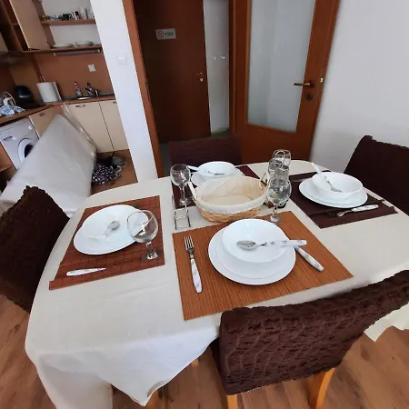 Beutiful Ground Floor Apartment Close To Beach דירה