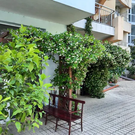 Beutiful Ground Floor Apartment Close To Beach דירה *