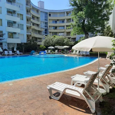 Beutiful Ground Floor Apartment Close To Beach דירה *