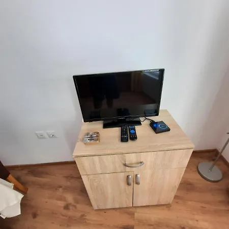 Beutiful Ground Floor Apartment Close To Beach דירה *